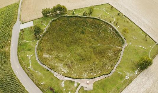 Un vaste cratère sur le front de la Somme
