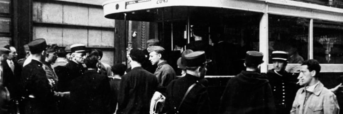 En 1941, arrestation de Juifs en territoire occupé. Les détenus sont transportés à Paris en autocar. En 1941, arrestation de Juifs en territoire occupé. Les détenus sont transportés à Paris en autocar.