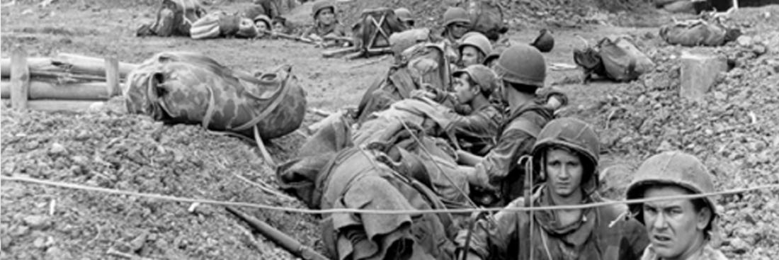 Stützpunkt in Dien Bien Phu, französische Fallschirmjäger in einem Graben. Quelle: ECPAD France Stützpunkt in Dien Bien Phu, französische Fallschirmjäger in einem Graben. Quelle: ECPAD France